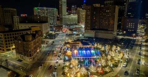 Light Up Beacon Park kicks off holiday season in Detroit - CBS Detroit