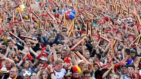 Angst vor Anschlägen und volle Fanmeilen Mehrheit guckt Fußball EM im