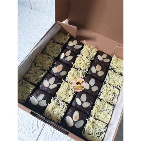 Jual Brownies Fudgy Sekat Toping Keju Almond 25 Potong Shopee