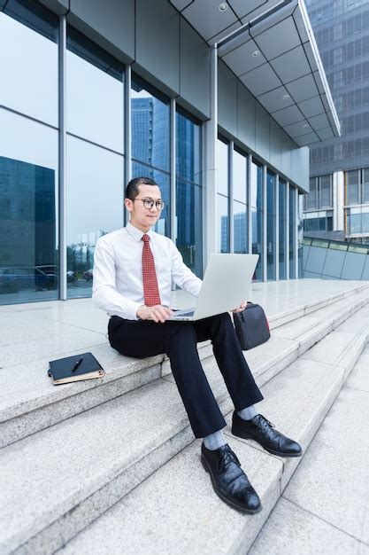 Homens De Neg Cios Usam Laptops Na Entrada De Um Pr Dio De Escrit Rios