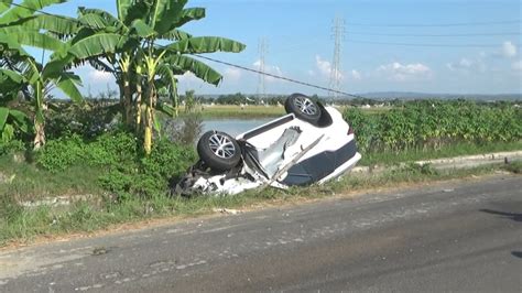 Ban Pecah Mobil Fortuner Terbalik Masuk Parit Di Jalan Raya Merakurak