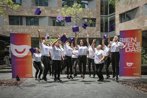 Doce Mujeres Reciben Certificaci N En Conducci N De Buses Scania De La