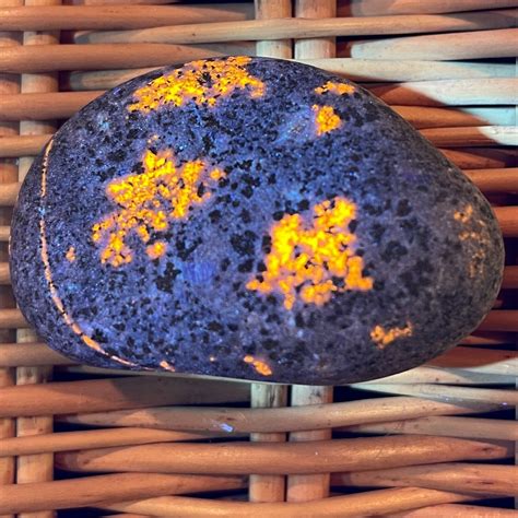 Bright Yooperlite Rock Uv Light Glow Rock Fluorescent Sodalite Lake