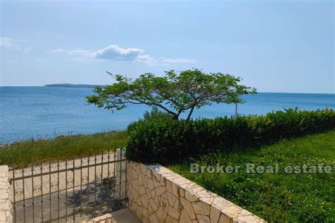 Hrvatska Pag Penthouse Prvi Red Do Mora Broker Nekretnine