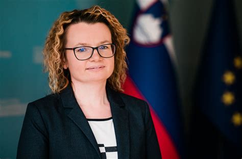 Dr Avna Sekretarka Mag Kirbi Rojs Bo Sodelovala Na Smart Country