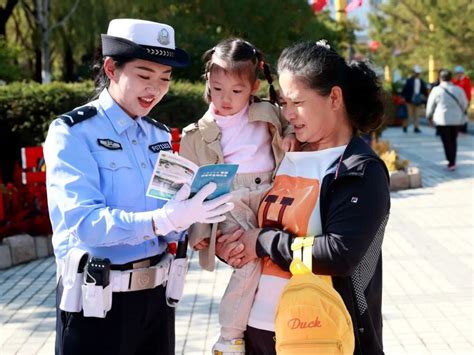 【节日我在岗】穿梭大街小巷 梳理畅通街衢——鸡西交警守护国庆期间路畅人安 澎湃号·政务 澎湃新闻 The Paper