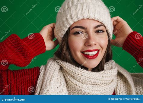 Belle Fille Heureuse En Bonnet Tricot Et Foulard Souriant à La Caméra