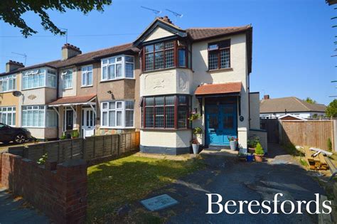 Belgrave Avenue Gidea Park Rm2 3 Bed End Of Terrace House £525 000