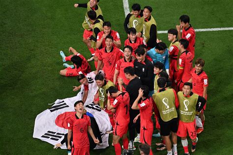 Last-gasp South Korea reach World Cup last 16, Uruguay out | Nation