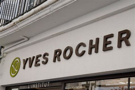 Yves Rocher Enseigne Texte Magasin Et Logo Marque Boutique Sur Facade