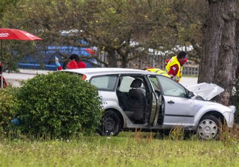 Auto Gegen Baum Junge Menschen Schwer Verletzt UnserTirol24