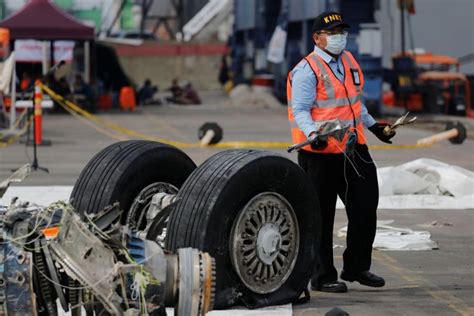 Lion Air Crash Indonesia Extends Search For Victims Second Black Box