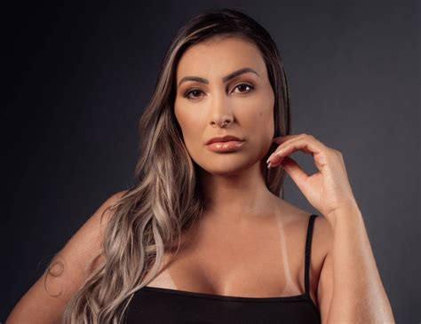 Andressa Urach usa biquíni de fita e exibe resultado de bronzeamento