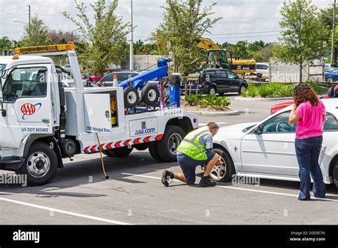 Lorry Man Male Woman Female Flat Tire Roadside Assistance Hi Res Stock