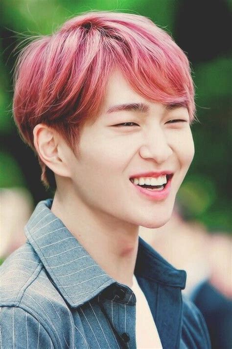 Onew Shinee Pink Hair Shinee Shinee Onew Jonghyun