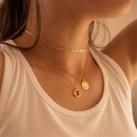 Pin by 𝐵𝑙𝑎𝑖𝑟 𝐷𝑎𝑤𝑠𝑜𝑛 on jewels Spinning necklace Gold circle