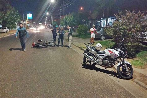 Dos motos chocaron de frente en Avenida Tavella y un conductor debió