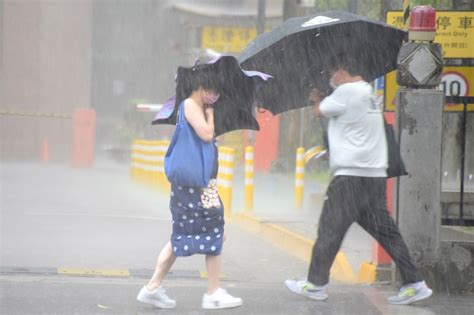 下班砸雨彈！14縣市豪大雨特報 雙北防雷擊強陣風、1地淹水警戒 上報 焦點