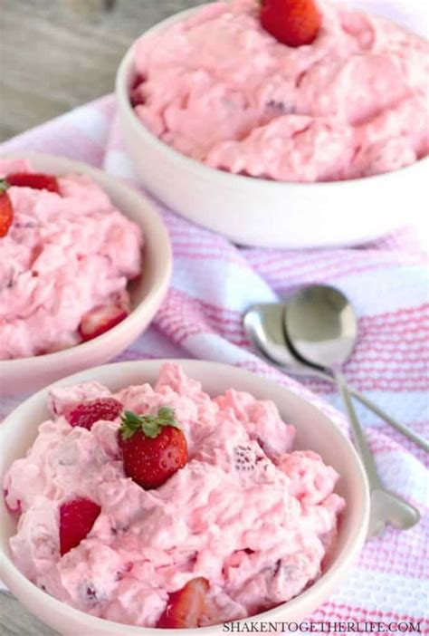 This 4 Ingredient Strawberry Fluff Salad Is A 5 Minute Easy Dessert