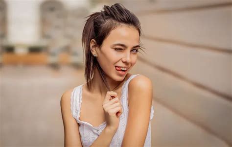 Обои girl eyes model pretty face brunette pose portrait на телефон и рабочий стол раздел