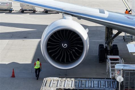 GE90 Biggest Jet Engine And Most Powerful R Zesiger Flickr