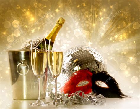 Two Glasses Of Champagne Against Festive Gold Background — Stock Photo