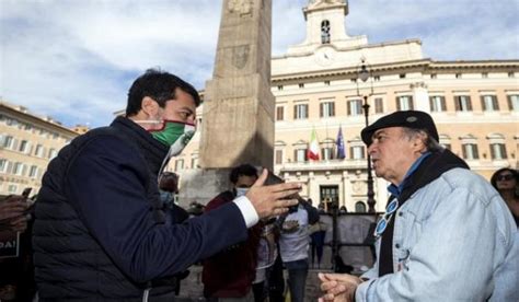 Nuova Sceneggiata Negazionista Di Montesano In Piazza Con Salvini