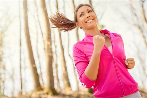 Mujer Hermosa Joven Feliz Corriendo En La Naturaleza Foto Premium