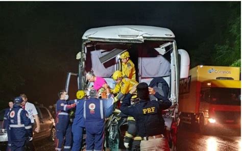 Motorista Fica Preso Nas Ferragens Ao Colidir ônibus Em Cami