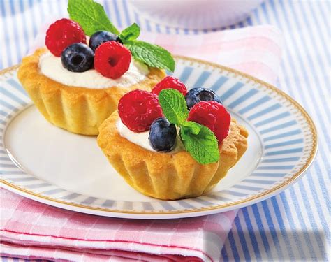 Корзинки с фруктами пирожное (75 фото)