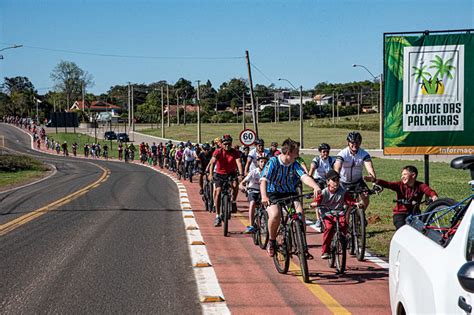 Passeio Cicl Stico Re Ne Mais De Pessoas Em Linha Santa Cruz