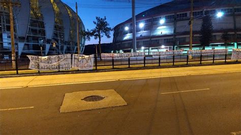 Torcida Do Inter Protesta Faixas E Cuesta Pede Desculpa Por