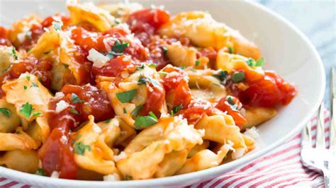 Tortellini Al Pomodoro Fresco Piatto Ricco E Saporito Il 10 Minuti