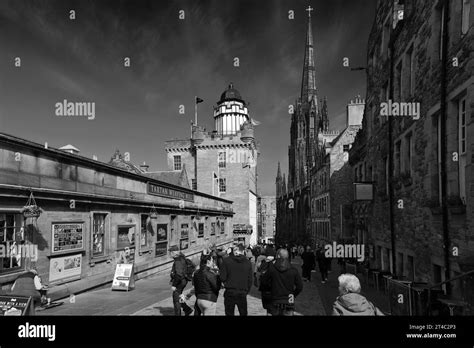 Street View Along The Royal Mile Edinburgh City Scotland Uk Stock