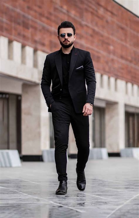 Qué camisas combinan mejor con un traje negro