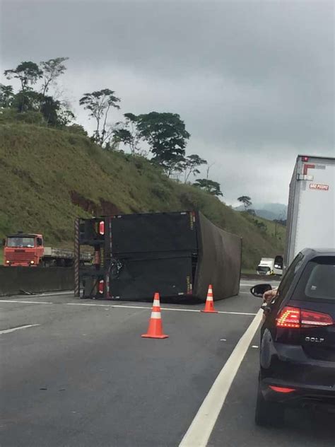 Caminh O Transportando Tampinhas Pl Sticas Tomba Na Via Dutra Em Pira