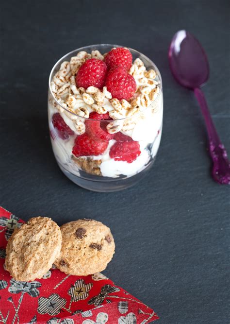 Bicchieri Con Biscotti Al Farro Yogurt Greco Lamponi E Farro Soffiato