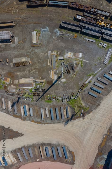 Foto Stock Aerial View Of Scrap Metals And Finished Flat Rolled Steel