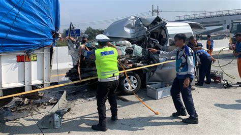 Kecelakaan Minibus Tabrak Truk Di Tol Malang Pandaan Orang Tewas