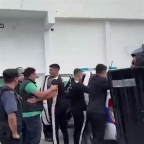 Así se retiraron los árbitros luego del partido entre Sarmiento y