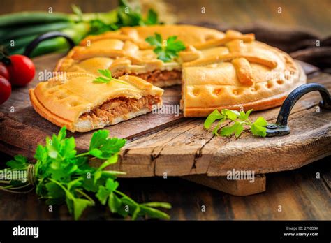 Empanada Gallega Pastel Tradicional Relleno De Atún Cocina Gallega Y Española Tarta Con Atún