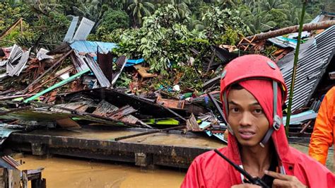 Deslizamiento De Tierra En Indonesia Deja Al Menos Muertos Y