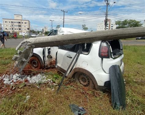 Jovem Perde O Controle Do Veículo E Atinge Poste Segurança Jornal