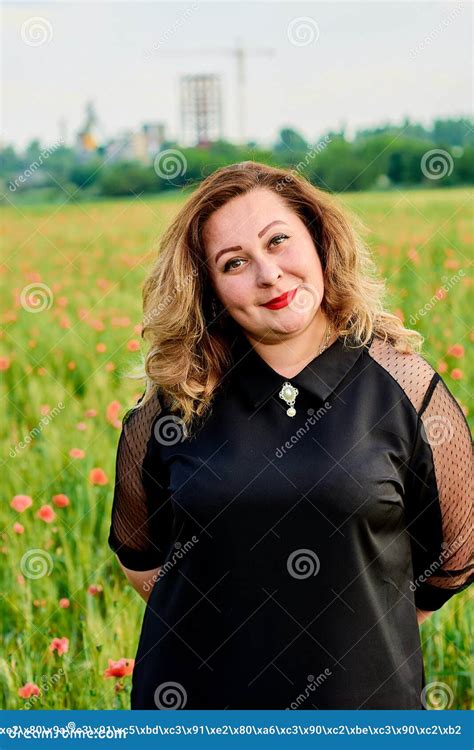 Mulher Feita Sob Medida Positiva Em Um Vestido Preto Em Um Campo Do