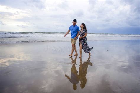 4 109 Happy Young Couple Walking Holding Hands Beach Photos Free