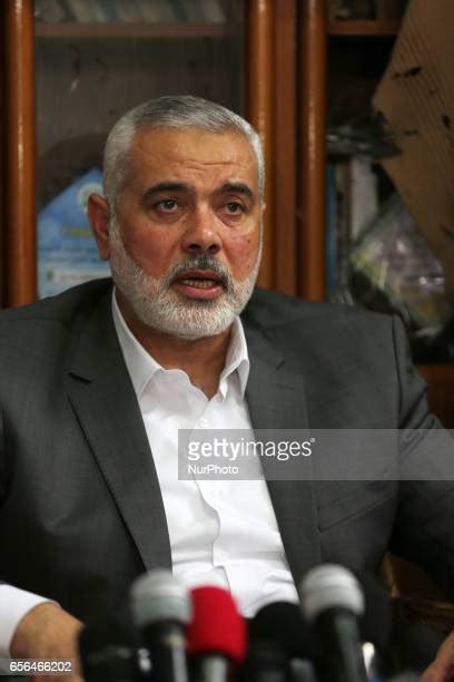 Senior Political Hamas Leader Ismail Haniya Visits The Family Of Sheikh ...