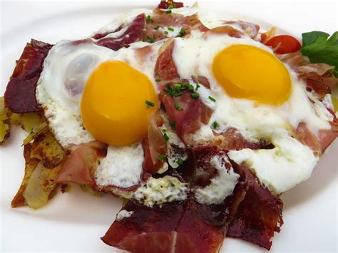 Receta De Huevos Rotos O Estrellados Con Jamón Y Patatas Antojo En Tu