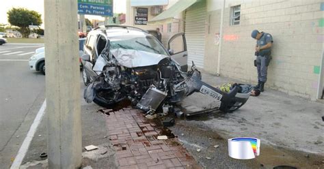 G1 Criminosos Batem Carro Durante Perseguição Policial Em S José Veja Notícias Em Vale Do