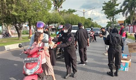 Peduli Sesama Dpd Pdip Kalteng Bagikan Takjil Kalteng Today