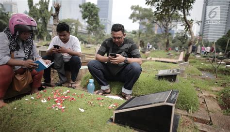 FOTO Nyekar Tradisi Ziarah Makam Sebelum Ramadan Foto Liputan6